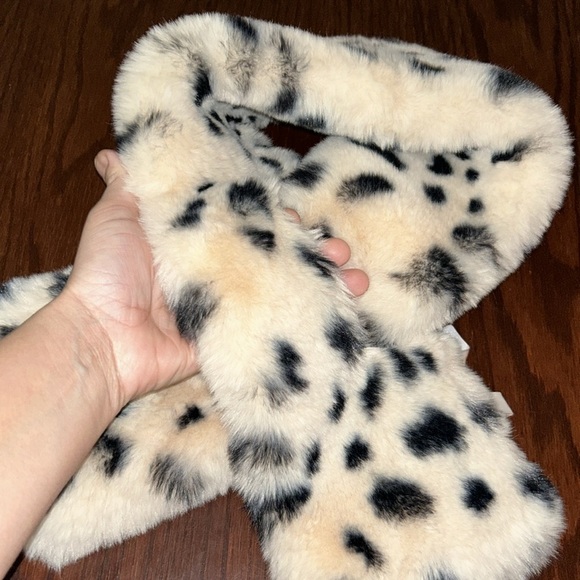 LOFT Faux Fur Scarf - Picture 3 of 4